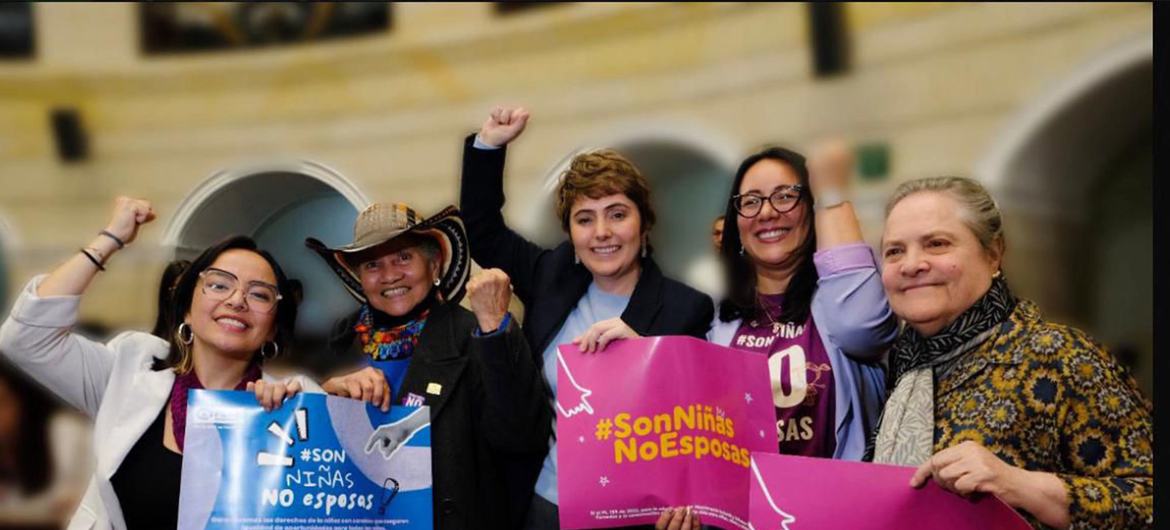 Activistas celebran en el Parlamento colombiano la abolición del matrimonio infantil.